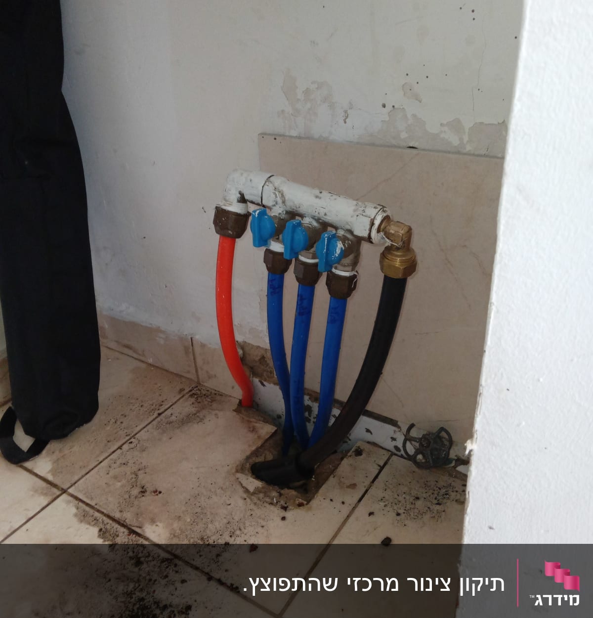 צינורות מים צבעוניים עם ברזים בחדר שירותים